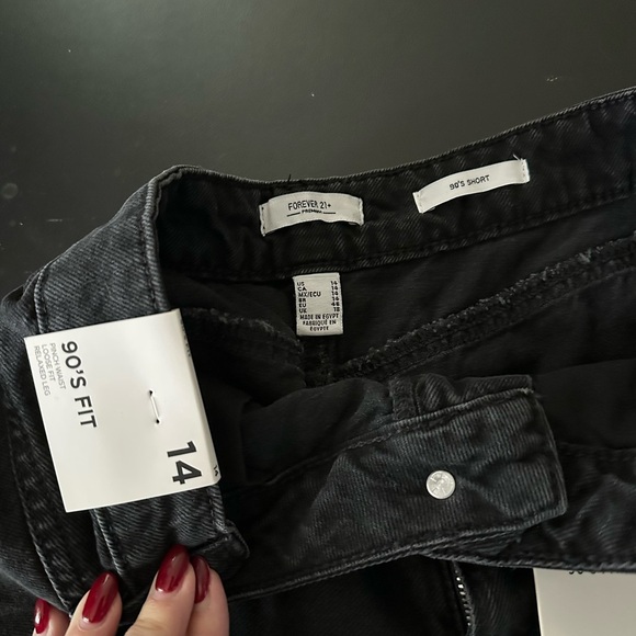 FOREVER 21+ Plus 14 Black Denim Distressed Denim Shorts NWT R$28 - Picture 3 of 8